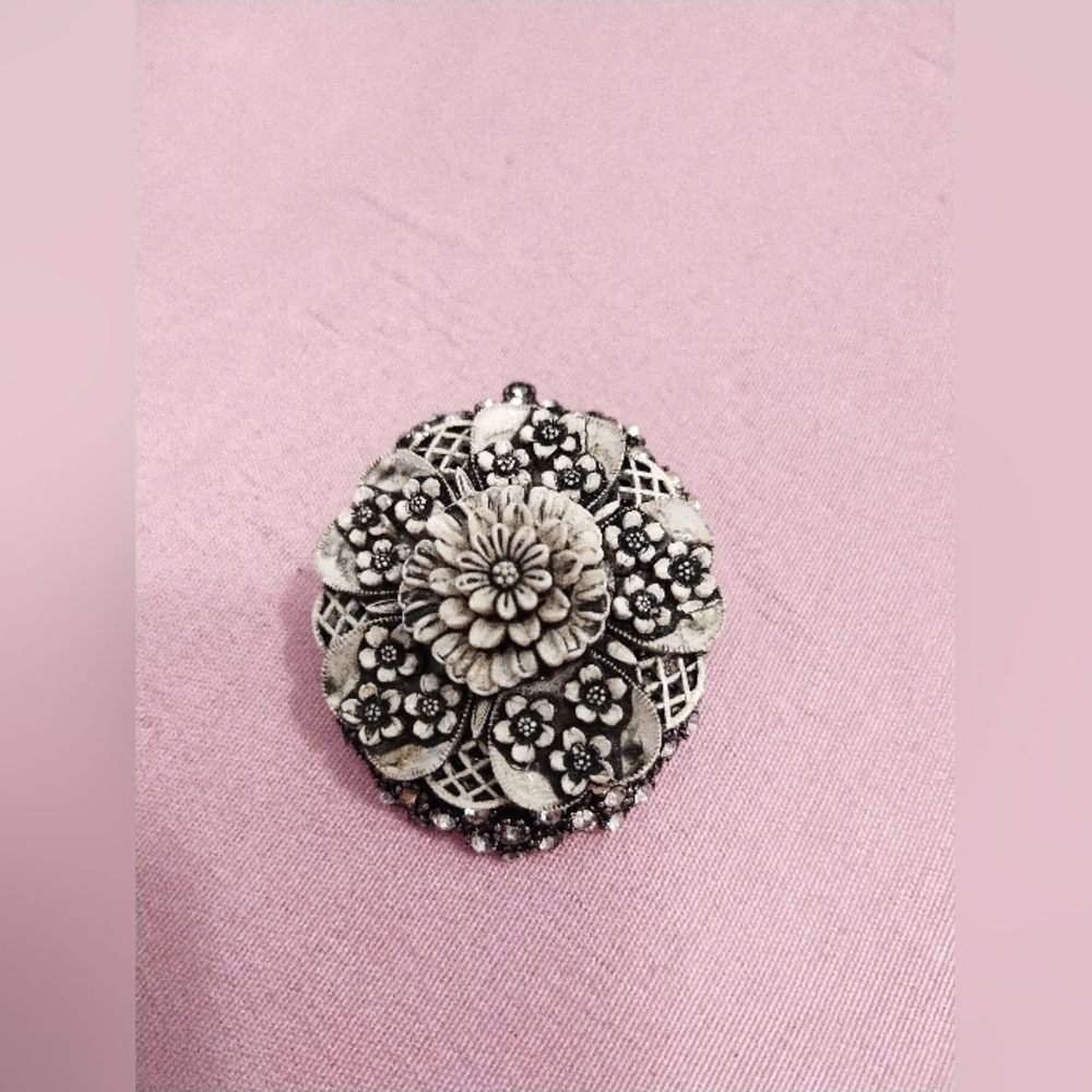 Vintage- Floral white & Silver-Tone Filigree Brooch - Silver white Floral Brooch